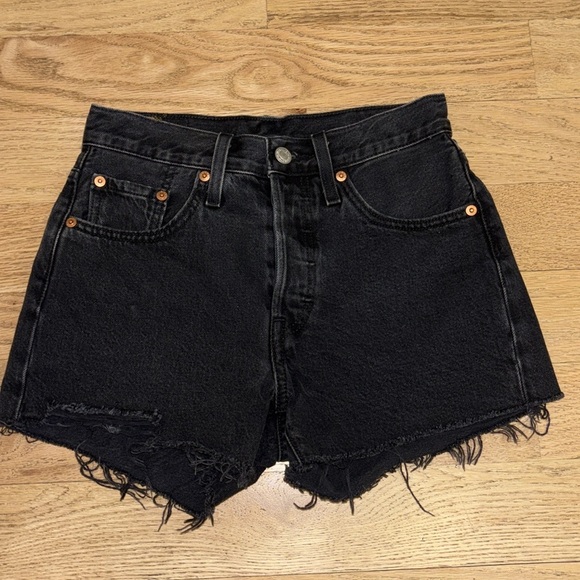 Women’s Levi’s 501 Black Denim Shorts Size 24 - Picture 1 of 5